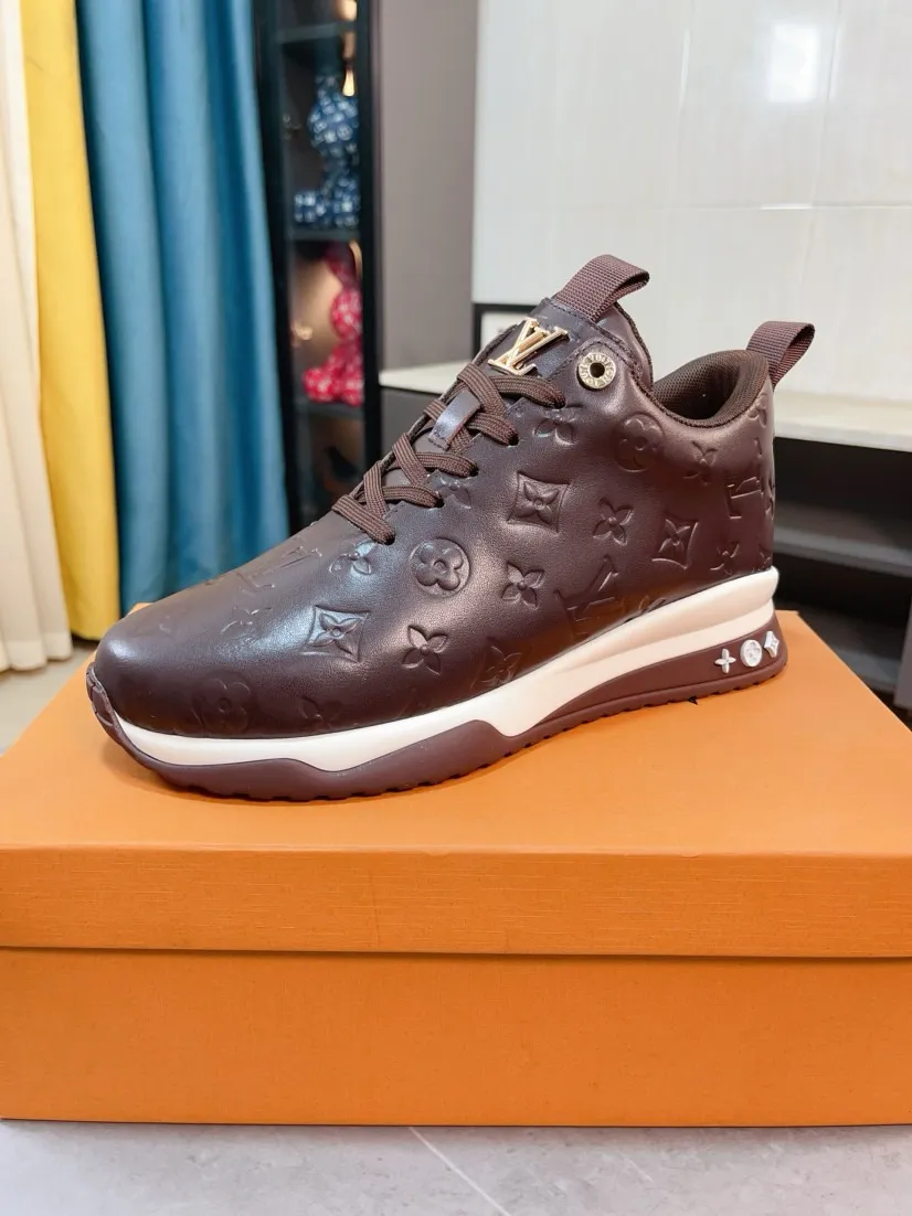 Ex-factory price 520🌹🌹[lv]🌹High-end men's shoes brand: Official website 1:1 Latest masterpiece: The upper is made of Italian imported first-layer cowhide punching design➕made of full genuine leather lining🔥, making walking more convenient and comfortable! Exclusive new style, stunning work [color]! Create a fashionable personality to set off your uniqueness! A must-have for trendy men! Classic🔥Number: 38-44